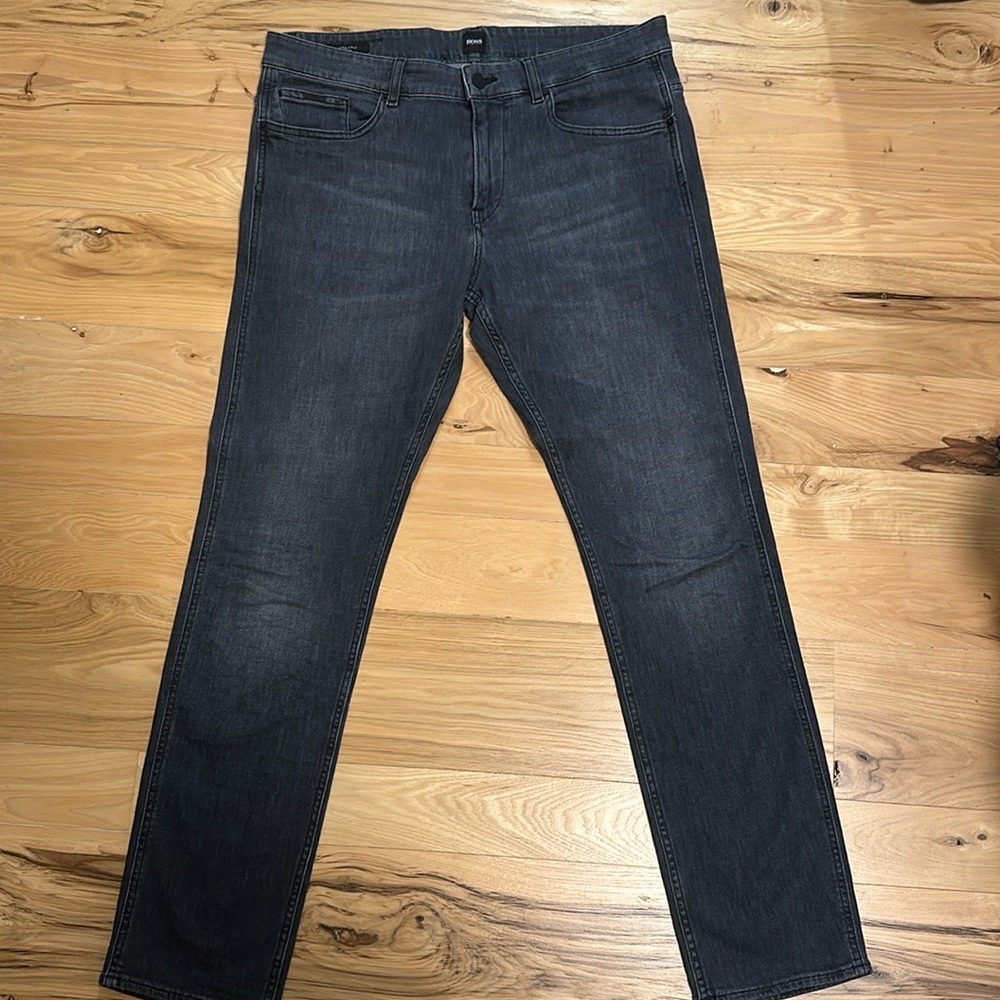 Hugo Boss 34/30 slim straight stretch jean. Grey.